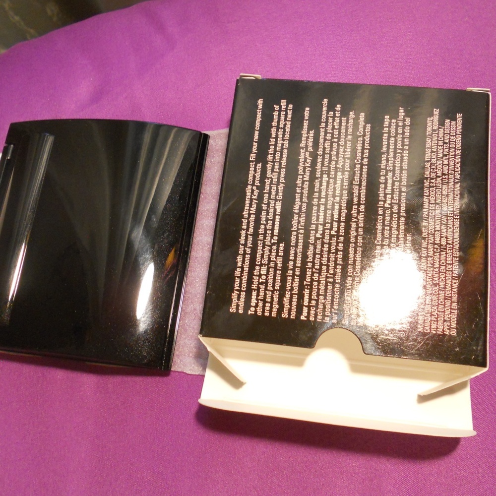 Compact (NEW) Mary Kay - Picture 2 of 3